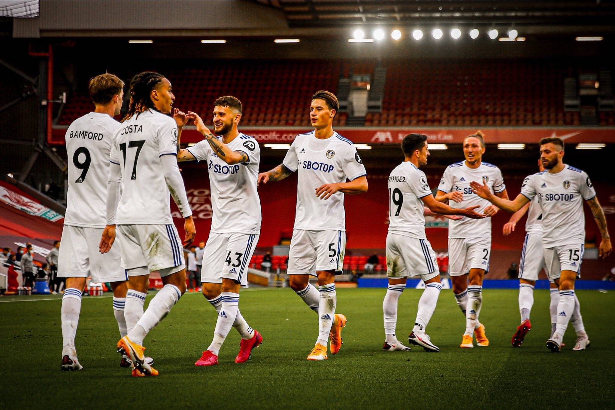 今晨夏洛特黄蜂备战英超,外线爆发细节曝光,话题不断,身体对抗强度拉满(超级大黄蜂被击落详情)-爱游戏app