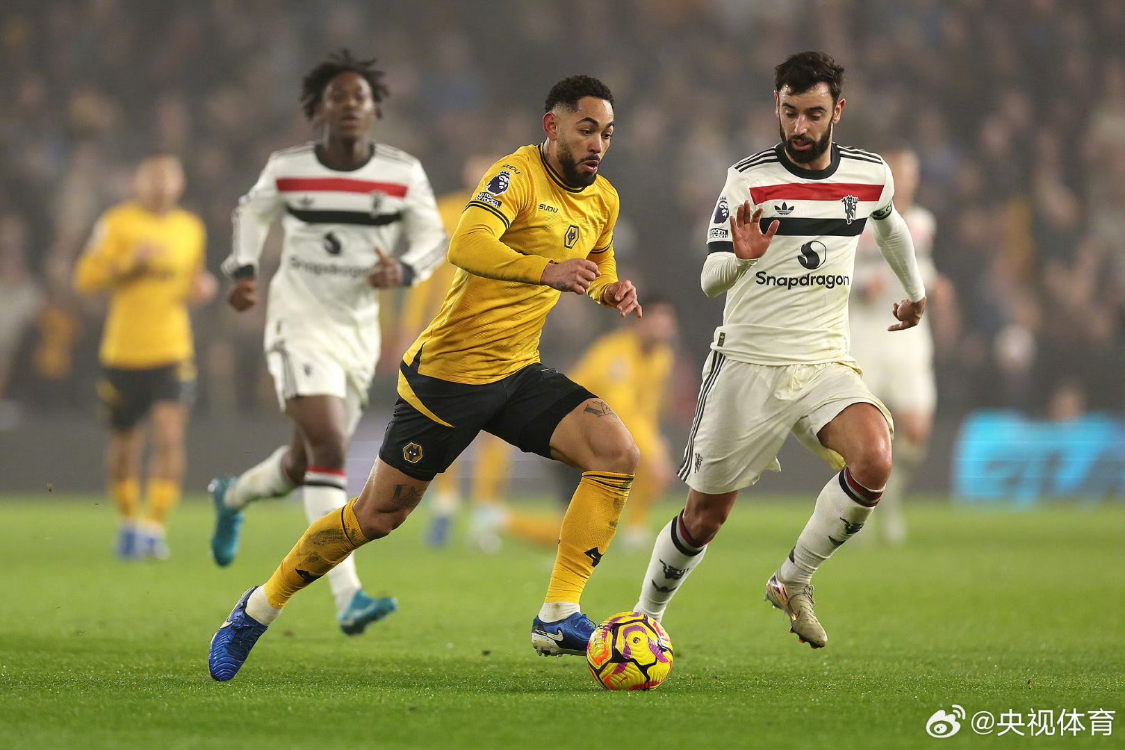 关于曼联训练开放日；冲刺阶段远射贴柱引欢呼；德国杯在即；更衣室氛围转暖的信息-爱游戏官网