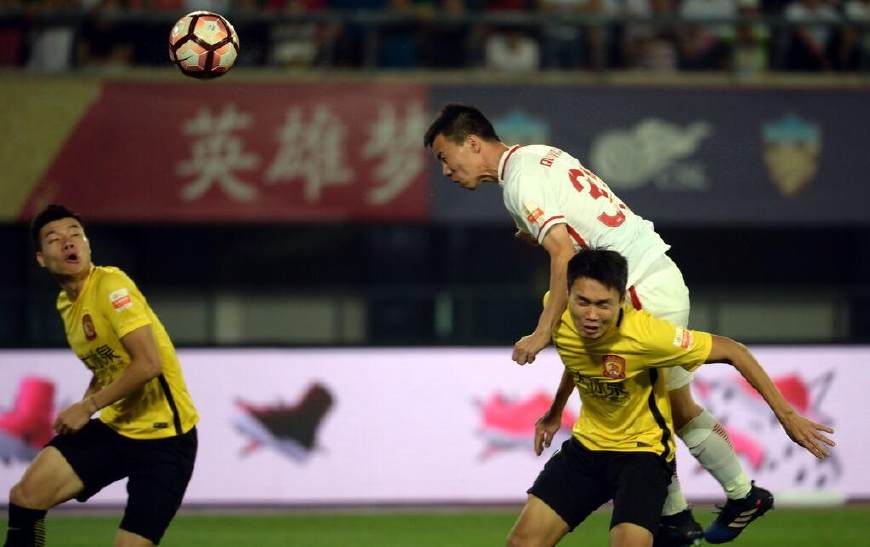 包含辽宁本钢训练开放日，清晨队长鼓劲引欢呼，中超在即，更衣室氛围转暖的词条-爱游戏